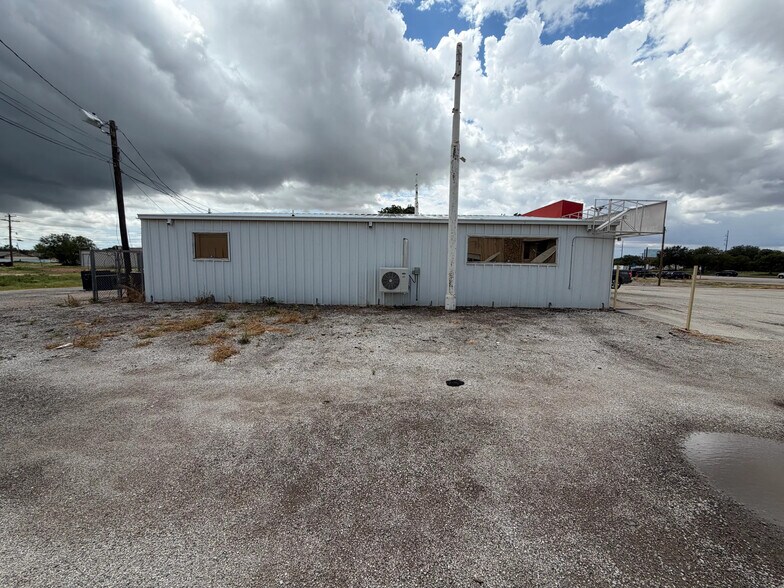 More Photos Of 3917 1st St, Abilene General Retail For Lease