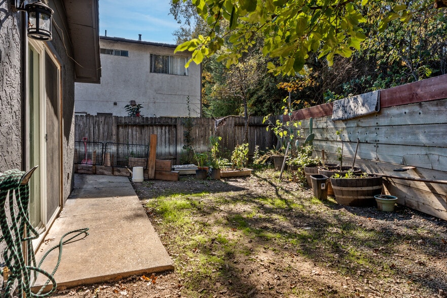 More Photos Of 2020 S Dora St, Ukiah Apartments For Sale