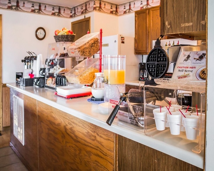 More Photos Of 921 N Lincoln Rd, Escanaba Hotel For Sale