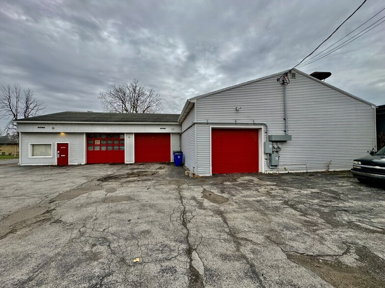 Primary Photo Of 2085 Clinton St, West Seneca Auto Repair For Sale