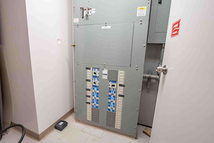 More Photos Of 29 Main St E, Chelmsford Office For Sale