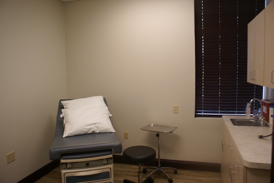 More Photos Of 1320 Dowell Springs Blvd, Knoxville Office For Lease