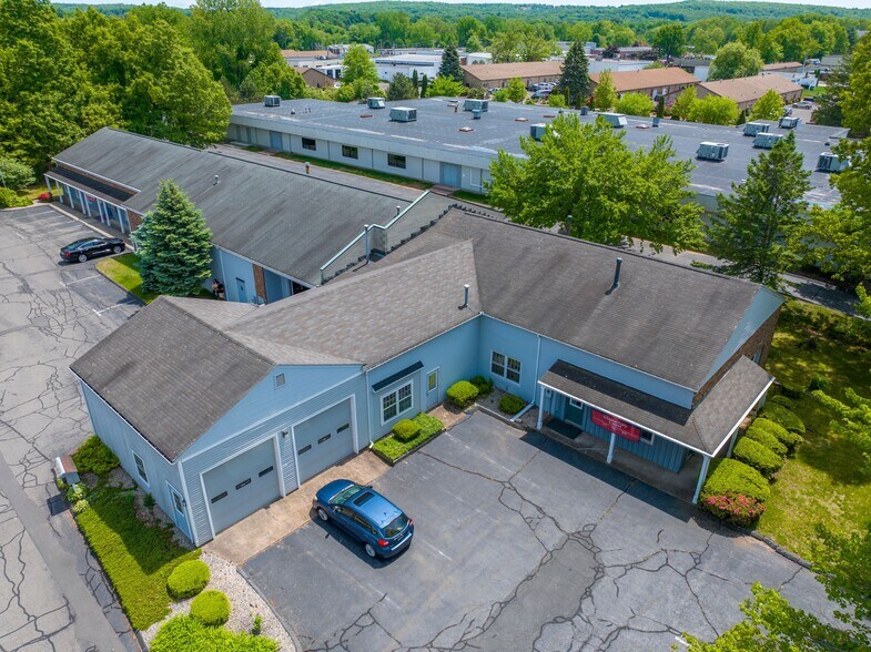 More Photos Of 192 Oak St, Glastonbury Showroom For Lease