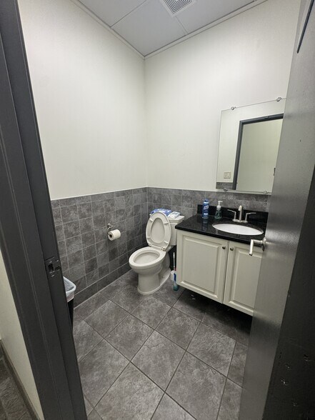 More Photos Of 1480 Howard St, Elk Grove Village Warehouse For Lease
