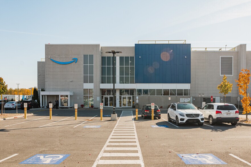 Primary Photo Of 5799 Rte De L'aéroport, Longueuil Distribution For Lease