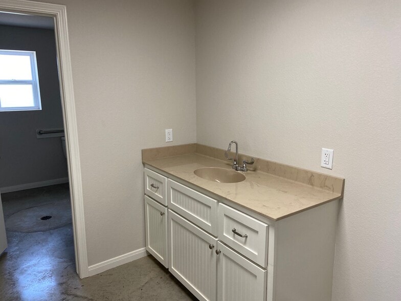 More Photos Of 513 Connie, Hewitt Industrial For Lease