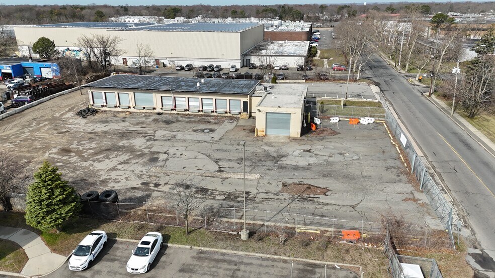 More Photos Of 22 Spence St, Bay Shore Distribution For Lease