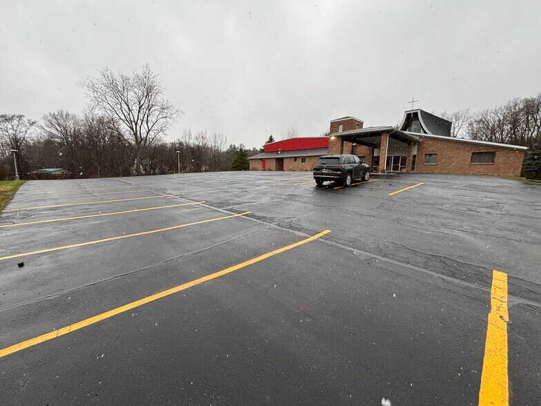 More Photos Of 961 E Maple St, Holly Religious Facility For Sale