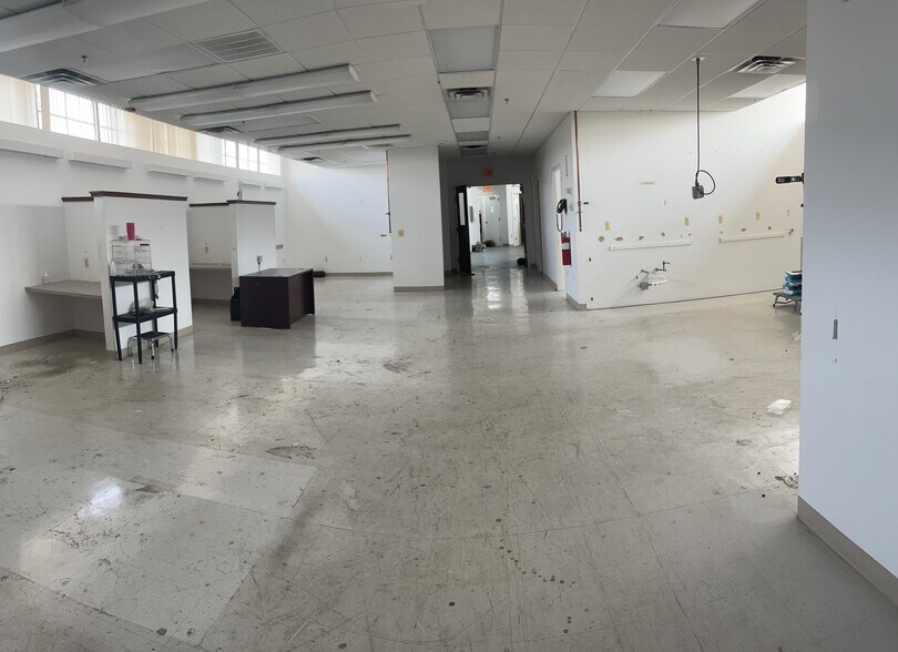 More Photos Of 100 Commerce Dr, Freehold Manufacturing For Lease