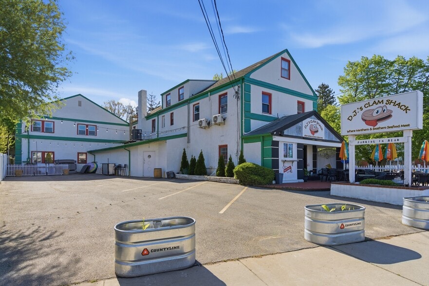 More Photos Of 134 New York Ave, Huntington Storefront Retail Office For Sale