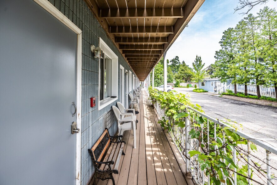 More Photos Of 910 River Rd, Wisconsin Dells Hotel For Sale