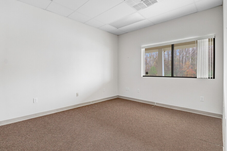 More Photos Of 1990 Woodridge Park Rd, Greenville Research And Development For Lease