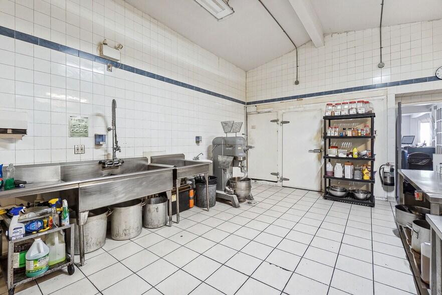 More Photos Of 536 Rue Principale, Laval Freestanding For Sale