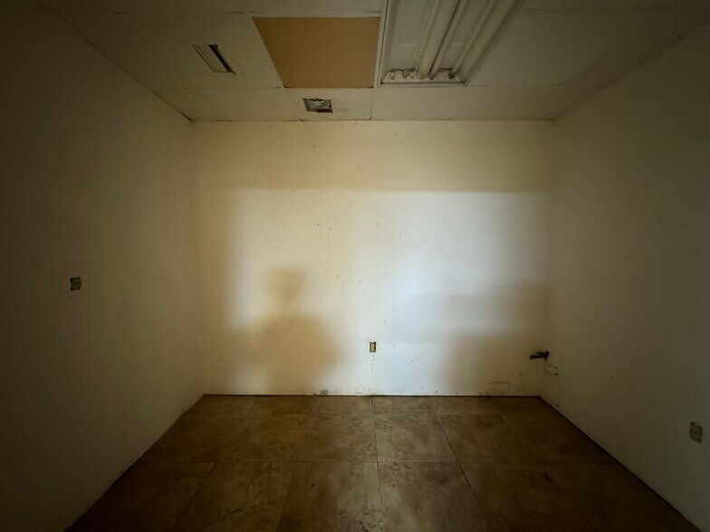 More Photos Of 1010 Us-27 Hwy, Sebring Office For Lease