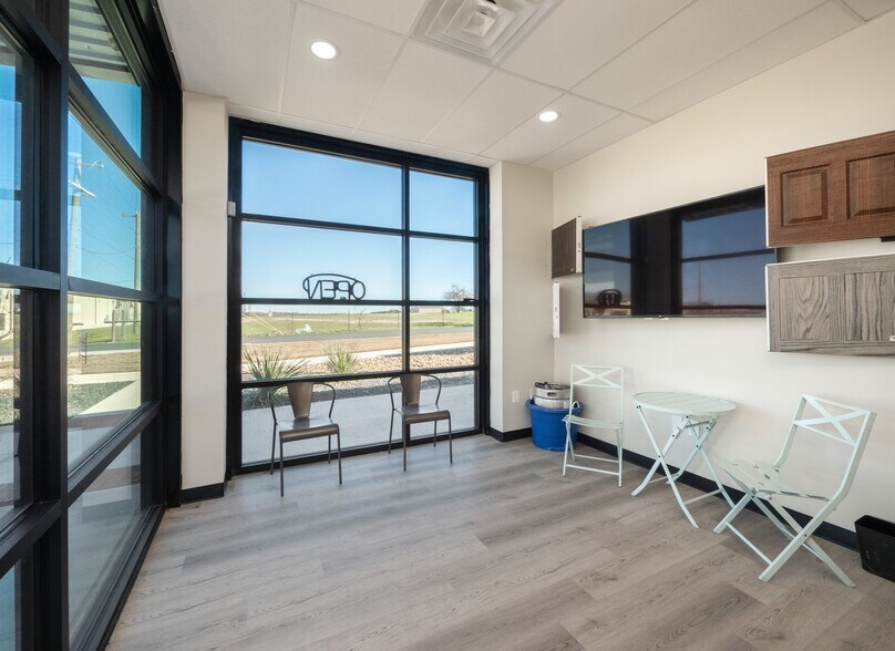 More Photos Of 19832 Panther Dr, Pflugerville Showroom For Lease