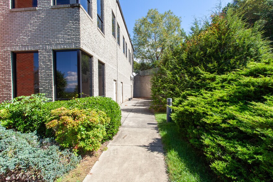 More Photos Of 14 One Center Ct, Franklin Medical For Sale