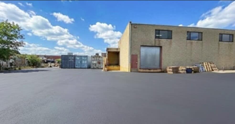More Photos Of 450 Smith St, Farmingdale Warehouse For Sale