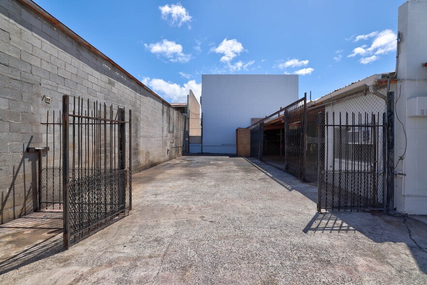 More Photos Of 1924 Democrat St, Honolulu Industrial For Sale
