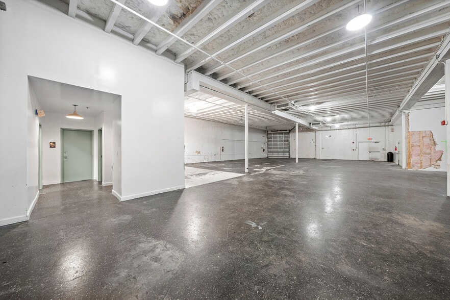 More Photos Of 2585 NW 21st Ter, Miami Warehouse For Lease
