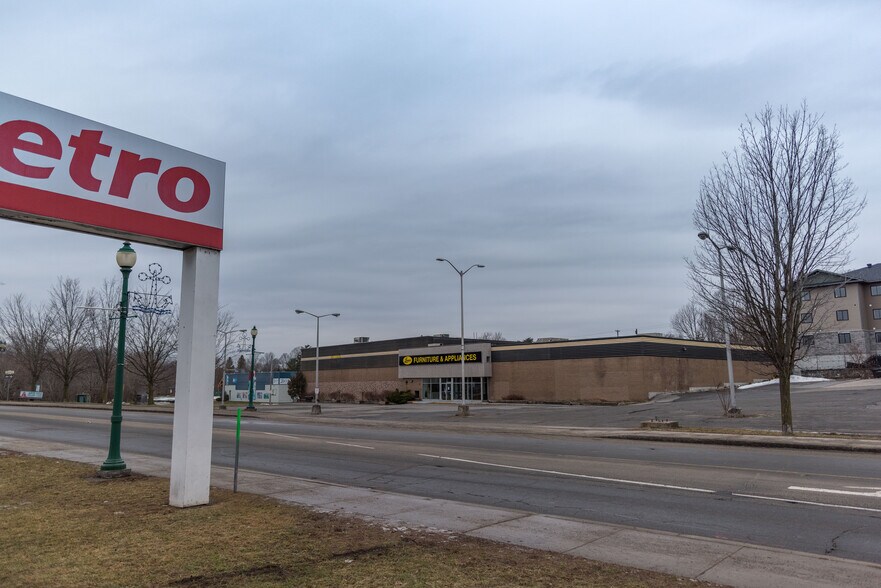 More Photos Of 260 King St W, Brockville Freestanding For Lease