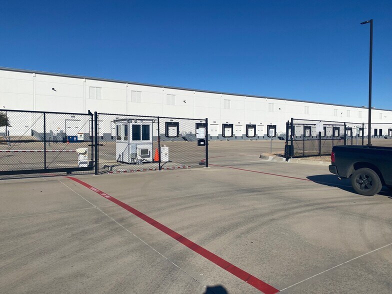 More Photos Of 2119 N I-35 E, DeSoto Distribution For Lease