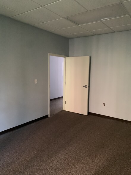 More Photos Of 203 Oakside Ln, Canton Medical For Sale