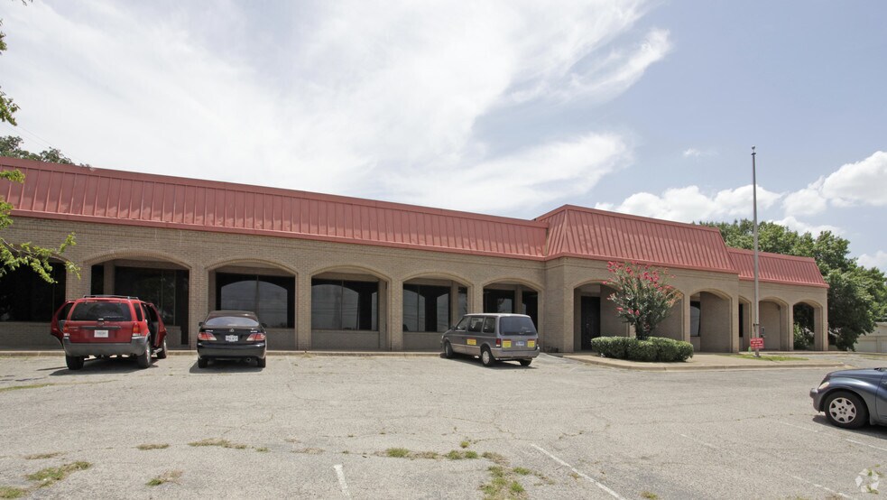 More Photos Of 2521 Oakland Blvd, Fort Worth Office For Sale