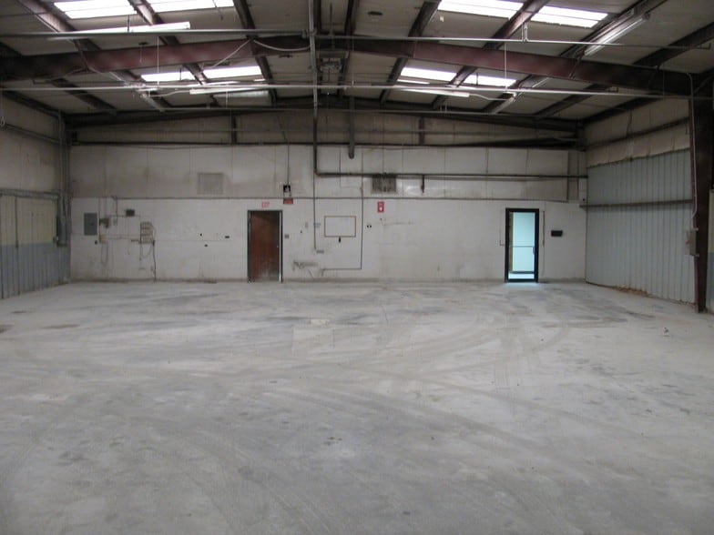 More Photos Of 810-812 SE 3rd St, Lawton Light Manufacturing For Sale