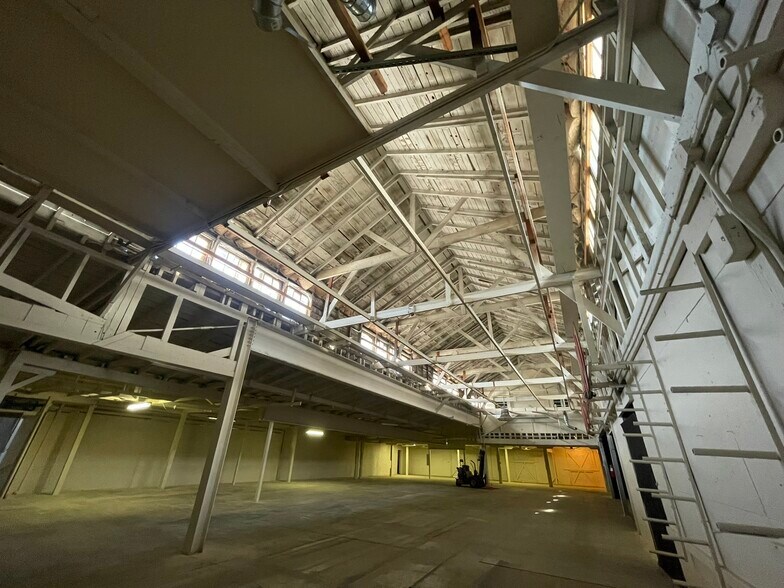 More Photos Of 323 S Fir St, Medford Warehouse For Sale