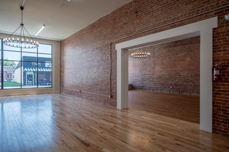 More Photos Of 3-9 S Main St, Jeffersonville Storefront Retail Office For Lease