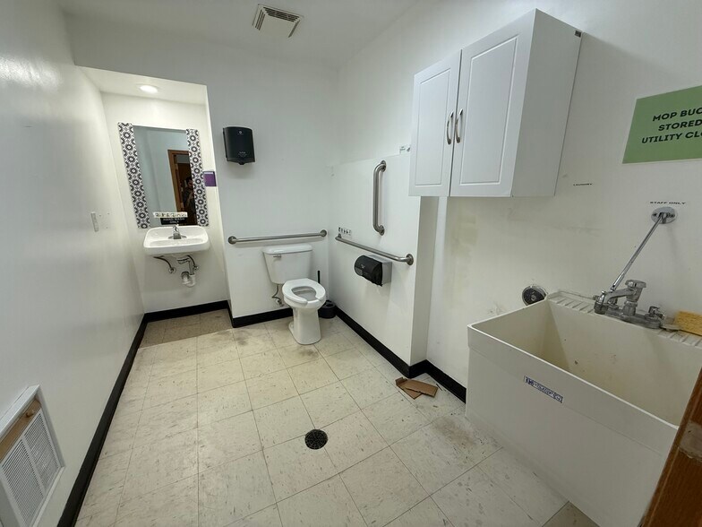 More Photos Of 4013-4015 Lien Rd, Madison General Retail For Lease