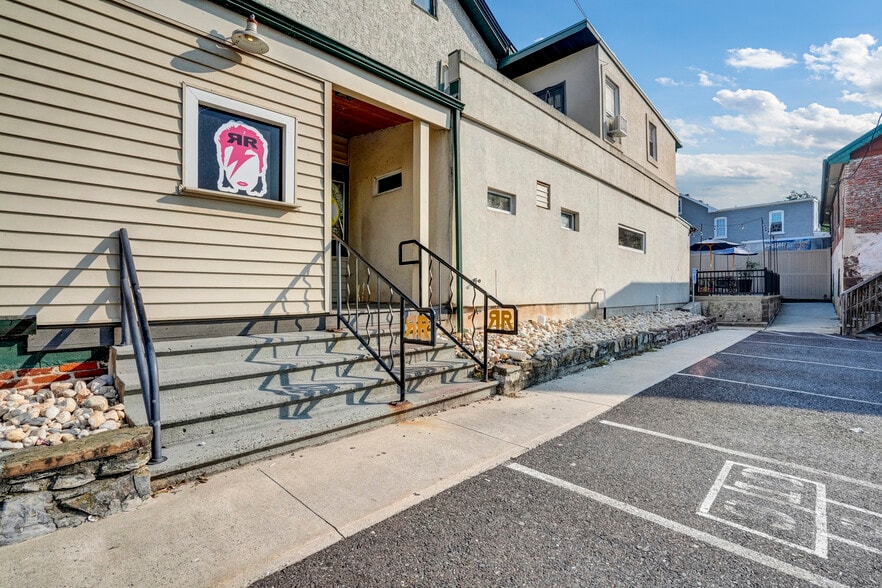 More Photos Of 36 Railroad St, Linfield Restaurant For Sale