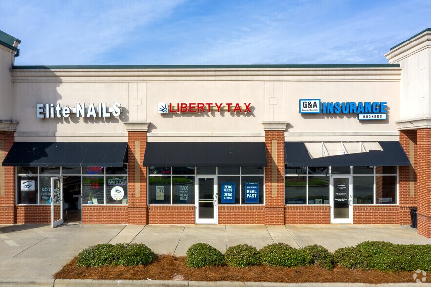 More Photos Of 5706 Wyalong Dr, Charlotte Storefront For Lease