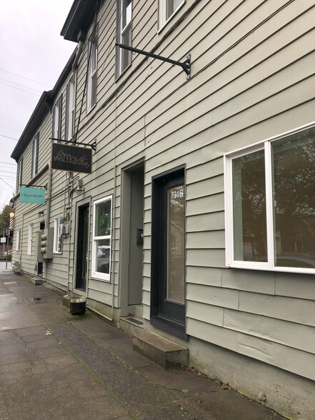 More Photos Of 1733-1737 SE Morrison St, Portland Apartments For Lease