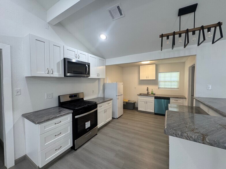 More Photos Of 2924 Byley Blvd, Orange Assisted Living For Lease