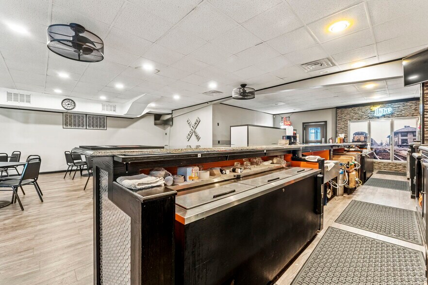 More Photos Of 770 E Franklin St, Huntington Restaurant For Sale