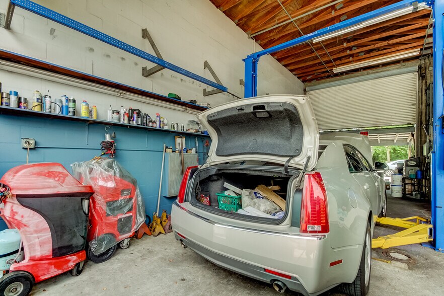 More Photos Of 600 Saint Petersburg Dr E, Oldsmar Auto Repair For Sale