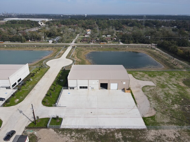 More Photos Of 7608 Gateway Blvd, Baytown Unknown For Lease