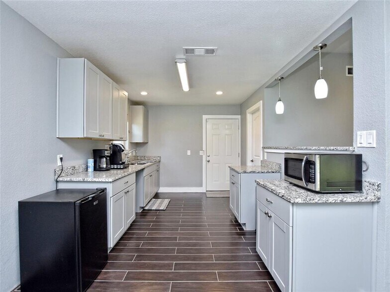 More Photos Of 1612 Shenandoah Dr, Cedar Park Warehouse For Sale