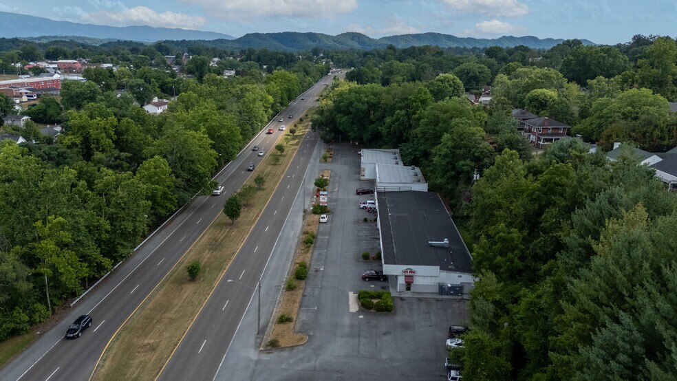 More Photos Of 740 Volunteer Pky, Bristol Storefront Retail Office For Lease