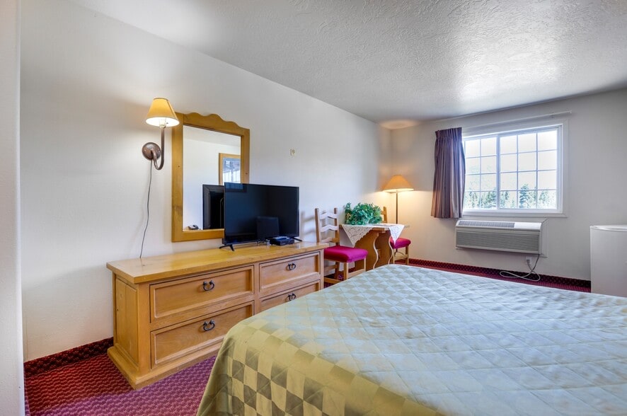 More Photos Of 2019 N Poplar St, Leadville Hotel For Sale