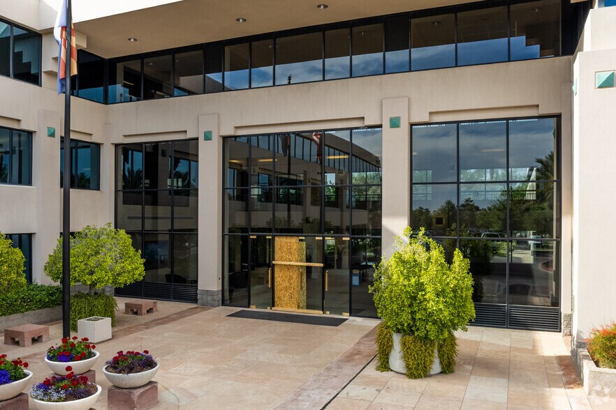 More Photos Of 8800 N Gainey Center Dr, Scottsdale Office For Lease
