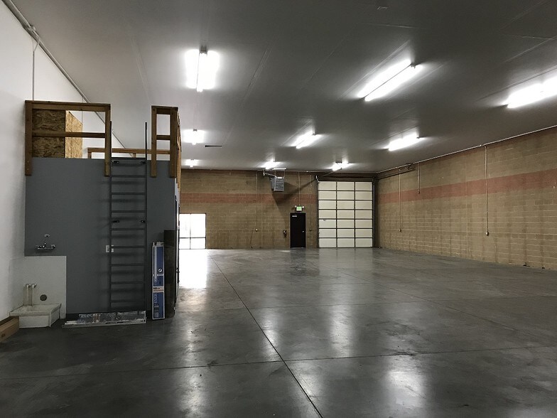 More Photos Of 2902-2906 S Featherly Way, Boise Warehouse For Lease