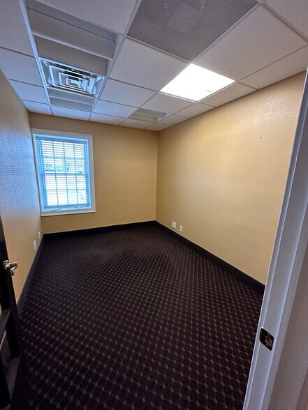 More Photos Of 25 Nassau Ln, Island Park Office For Lease