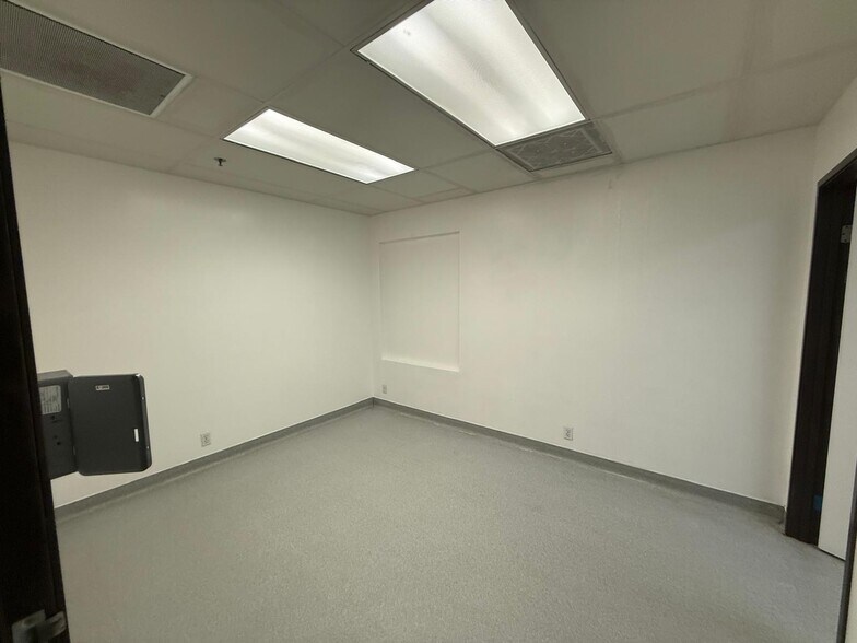 More Photos Of 7979-7989 Vickers St, San Diego Flex For Lease
