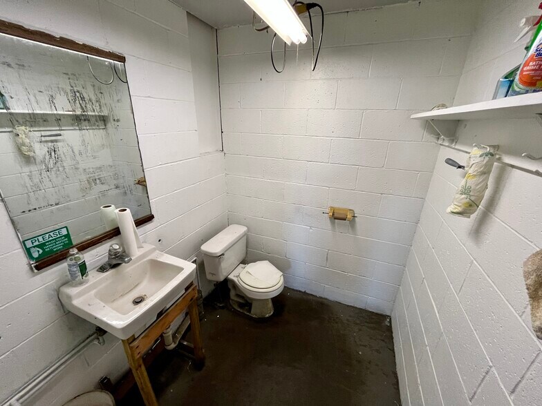 More Photos Of 1702 Wheeling Ave, Glen Dale Manufacturing For Sale