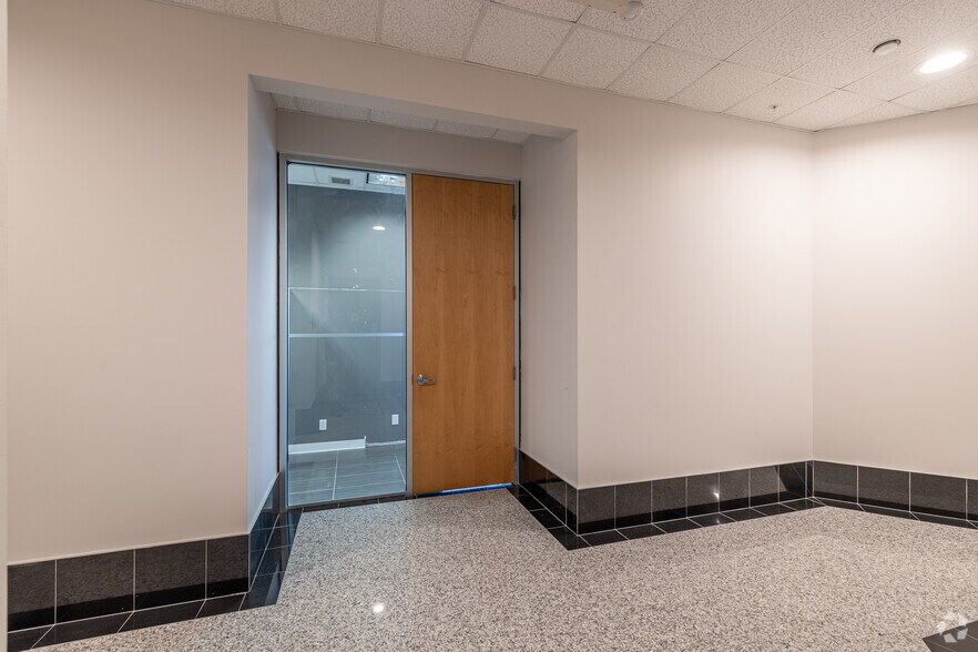 More Photos Of 2250 Boul Alfred-Nobel, Montréal Office For Lease