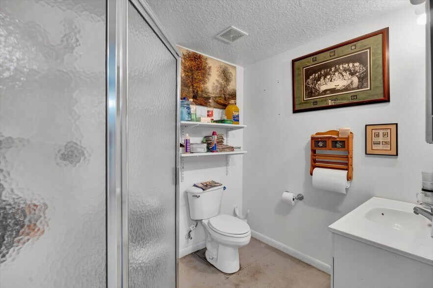 More Photos Of 3300 E Moody Blvd, Bunnell Light Manufacturing For Sale