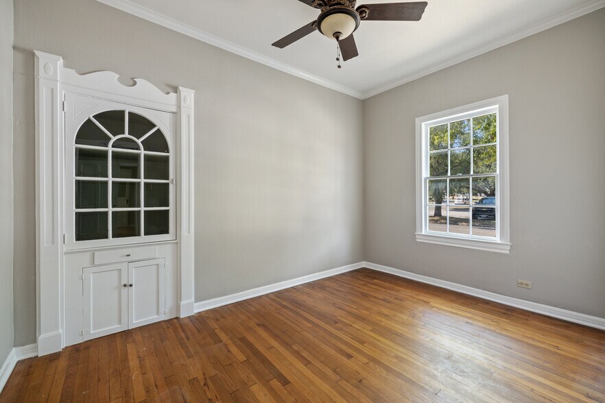 More Photos Of 620 N Main St, Taylor Storefront Retail Office For Sale