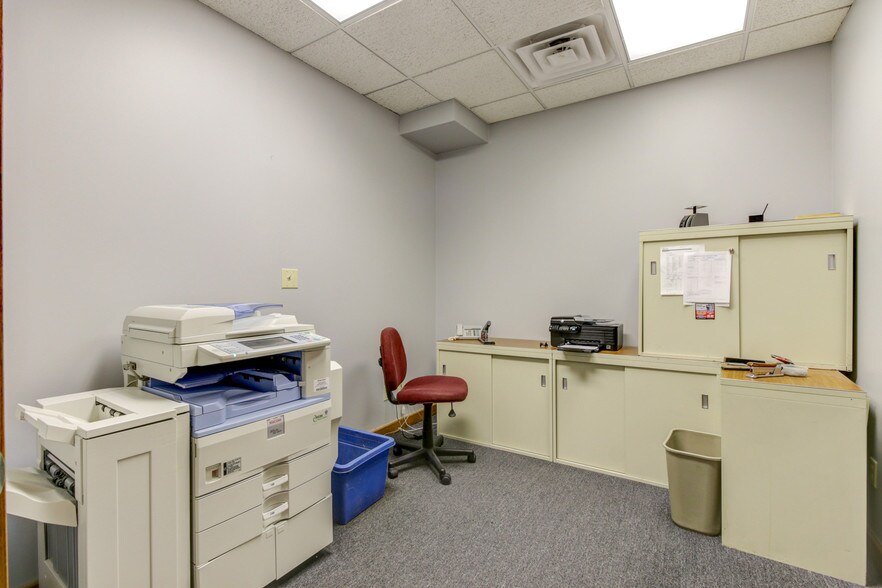 More Photos Of 316-318 Washington St, Bloomington Storefront Retail Office For Lease